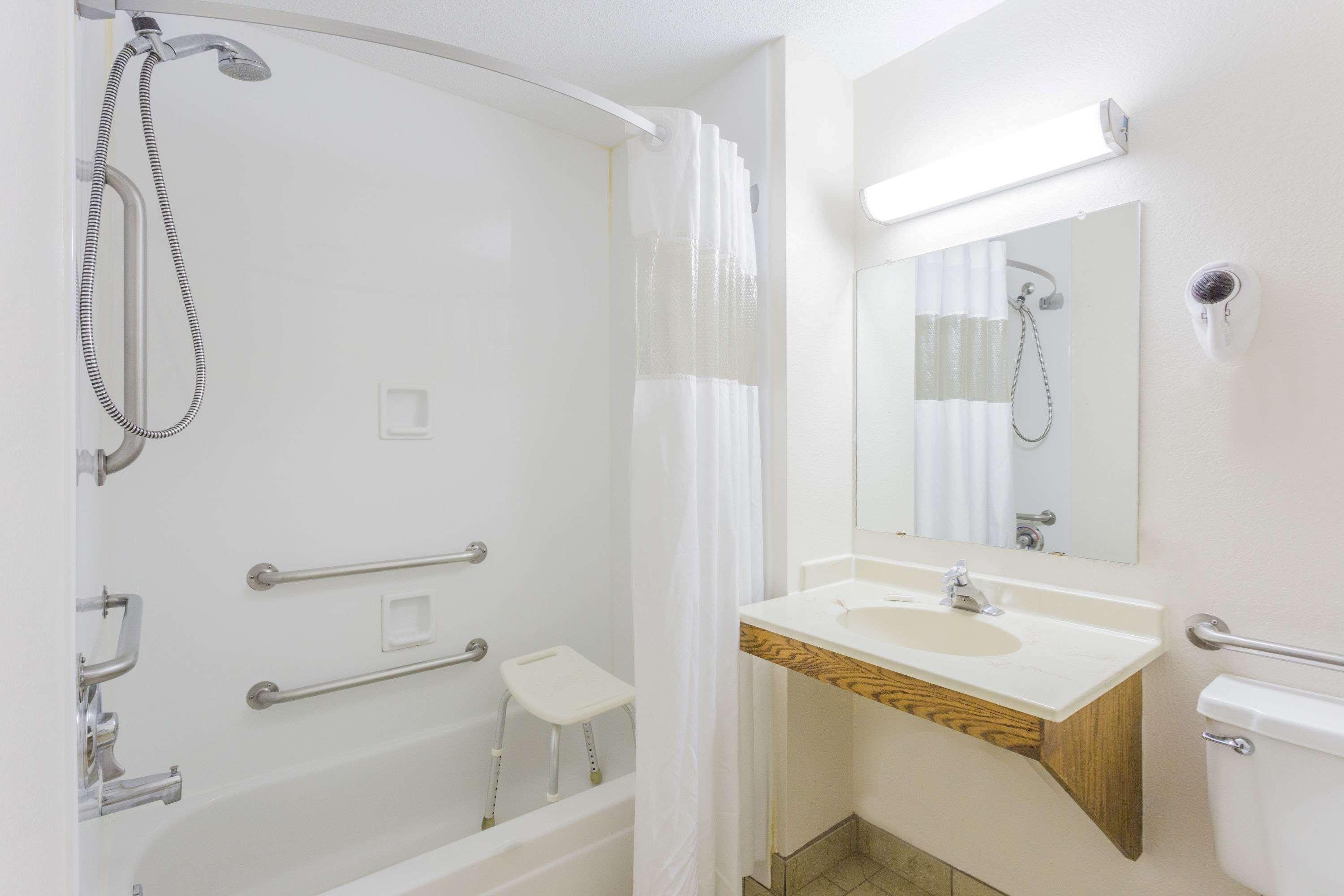 Super 8 By Wyndham Elgin Ξενοδοχείο Εξωτερικό φωτογραφία