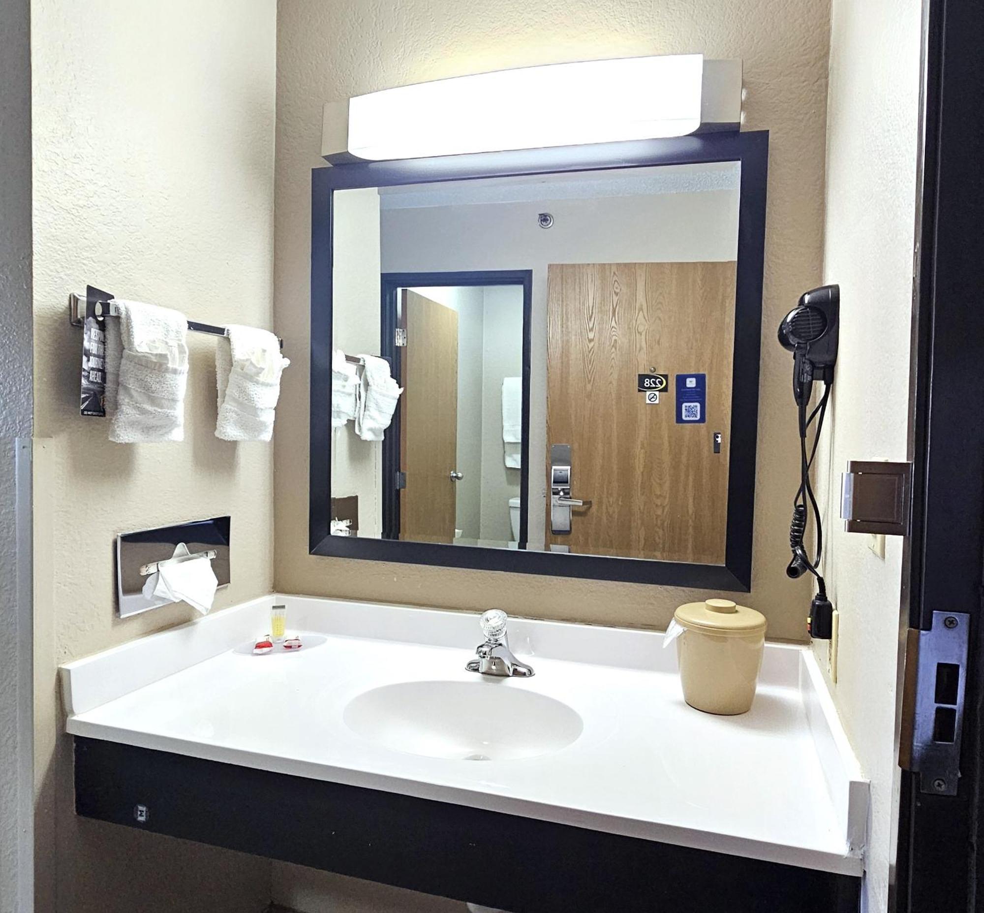 Super 8 By Wyndham Elgin Ξενοδοχείο Εξωτερικό φωτογραφία